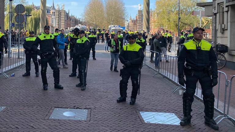Veel politie in Den Bosch tijdens de sinterklaasintocht. (Foto: Omroep Brabant)