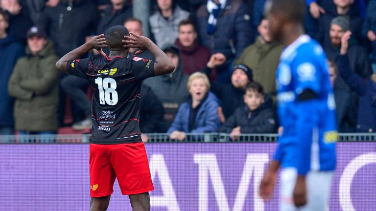 Mendes Moreira haalt zijn gram bij de Bossche achterban nadat hij de 1-2 heeft gemaakt (foto: Orangepictures).