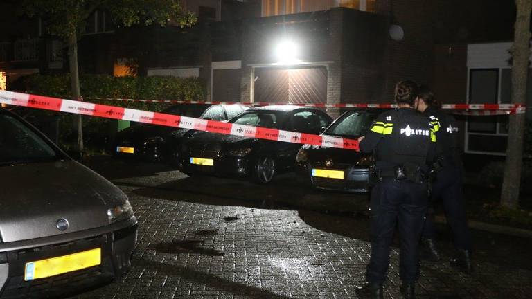 In een huis in Den Bosch werd een man met een schotwond gevonden. (Foto: Bart Meesters)