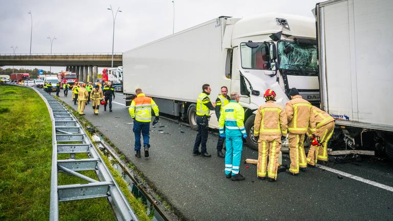 Hoe het ongeluk op de A2 kon gebeuren, wordt onderzocht. (Foto: Sem van Rijssel/SQ Vision)