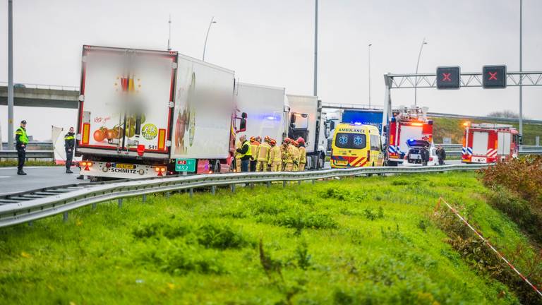 Het ongeluk op de A2 gebeurde rond kwart over negen maandagochtend. (Foto: Sem van Rijssel/SQ Vision)