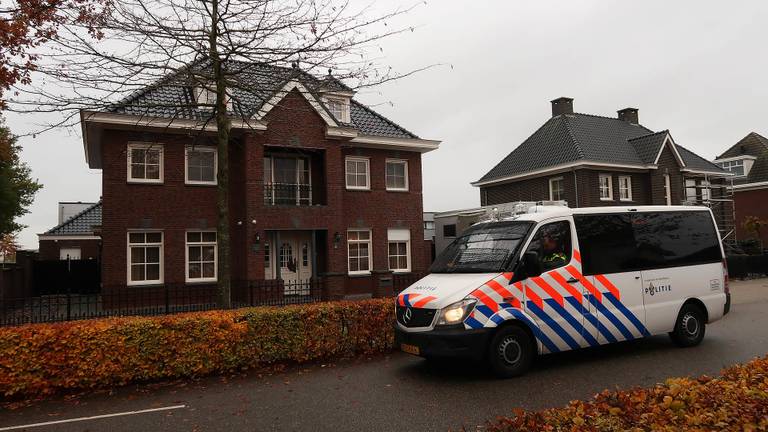 De politie zocht in twee huizen en in containers en vond weer een hoop drugs. (Foto: Gabor Heeres/SQ Vision)