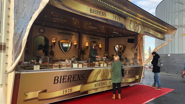 De eigenaren van deze oliebollenkraam worden bedreigd (Foto: Imke van de Laar)