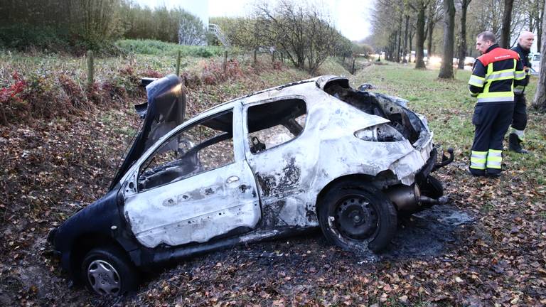 De bestuurder liep ernstige brandwonden op nadat zijn auto vlam vatte (foto: Persbureau Heitink)