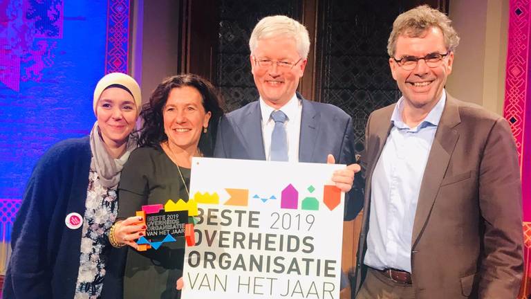 Burgemeester Theo Weterings neemt de award in ontvangst (foto: Agnes van der Straaten)