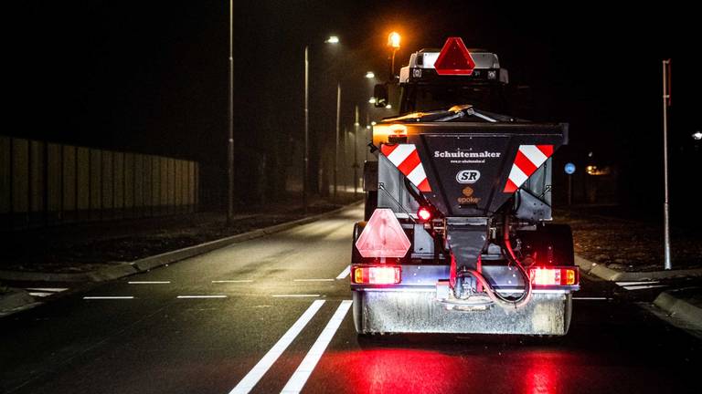 Brabantse wegen worden gestrooid om gladde wegen te voorkomen. (Foto: Rob Engelaar)