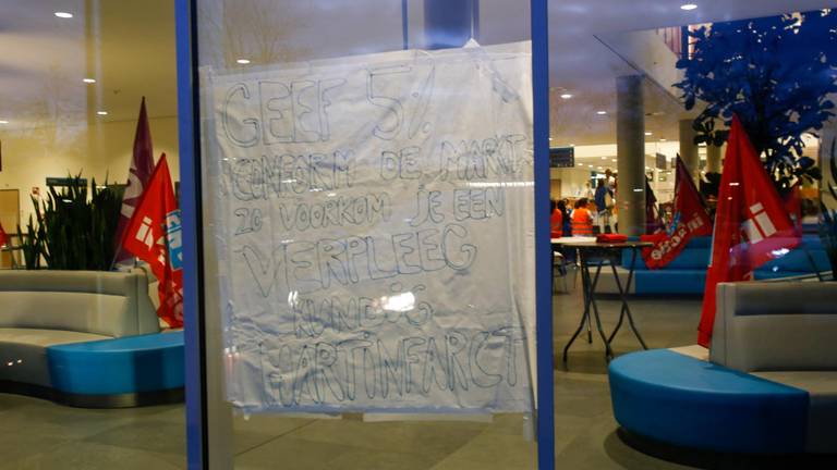 In het Cathararinaziekenhuis hangt vanwege de staking dit spandoek. (Foto: SQ Vision)