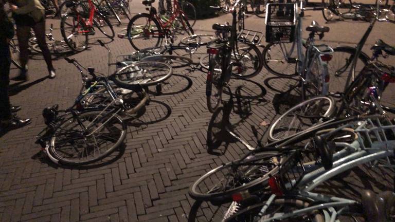 Zo staan en liggen de fietsen er na een avondje stappen bij in Breda (Foto: Ronald Strater).