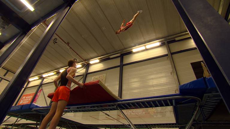 De 18-jarige Milco maakt zich op voor het WK trampolinespringen.