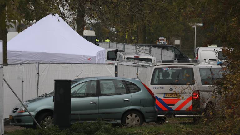 Het woonwagenkamp in Lith werd met hekken afgezet (Foto: Gabor Heeres / SQ Vision)