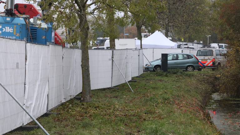 Het woonwagenkamp in Lith is hermetisch afgesloten. (Foto: Gabor Heeres / SQ Vision)