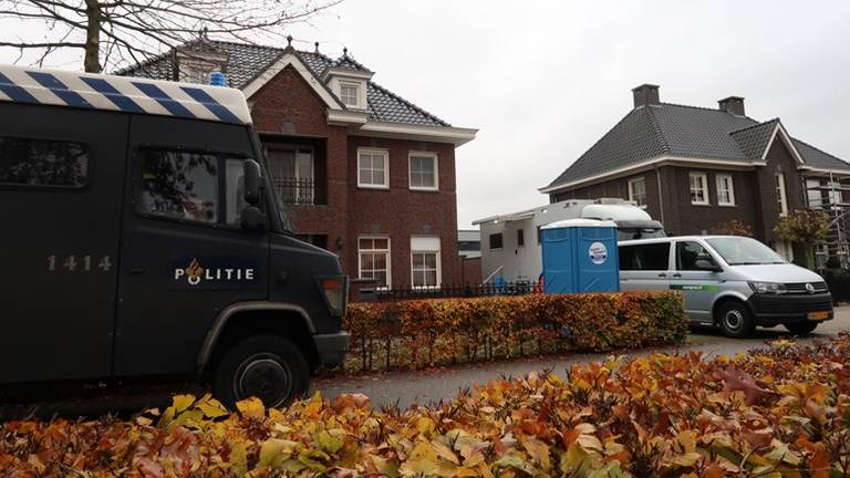 De politie viel onder andere in dit huis binnen. (Foto en alle foto's in het kaartje: SQ Vision)