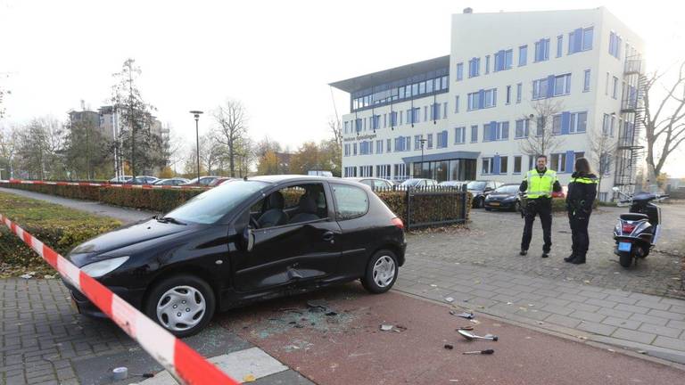 De weg werd enige tijd afgesloten vanwege het ongeluk. (Foto: Bart Meesters / Meesters Multi Media)