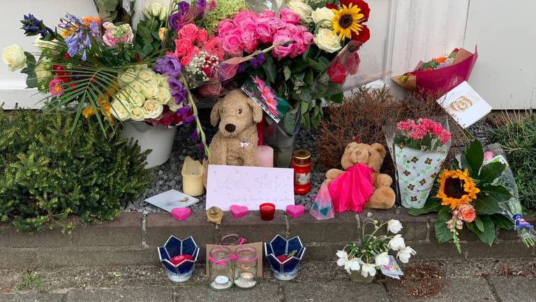 Bloemen en kaarsjes voor Megan. (Foto: Eva de Schipper)