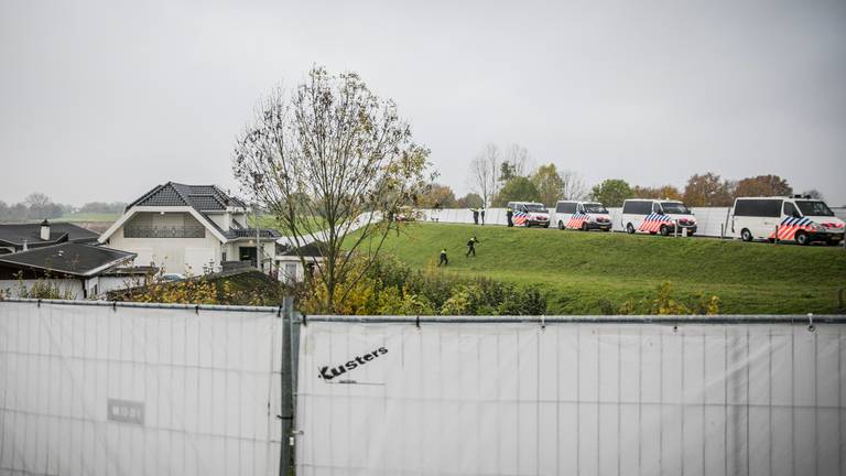 De inval in het woonwagenkamp in Lith. (Foto: ANP)