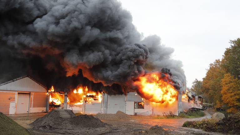 De schade na de brand in de loods in Oeffelt is groot. (Foto: SK-Media)