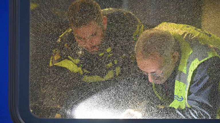 De politie onderzoekt het raam van de trein. (Foto: Tom van der Put/SQ Vision Mediaprodukties)