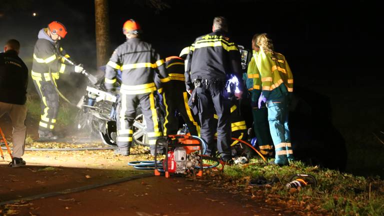 De auto raakte van de weg en belandde in een sloot (foto: Obscura Foto).