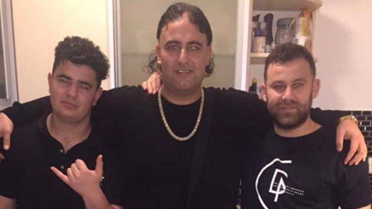 Kaan (midden) met twee van zijn jongere broers. Rechts staat Cihan. (foto: Cihan)