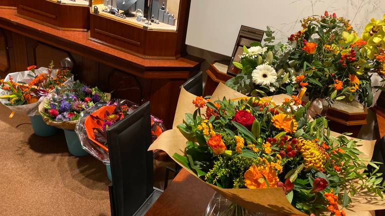 De juwelierszaak Franc Cortenbach stond na de overval vol met bloemen van mensen die meeleefden (foto: Birgit Verhoeven).