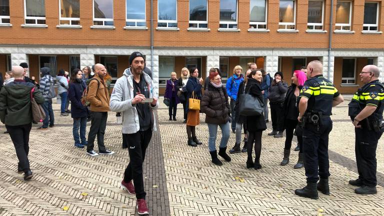 Drukte bij de rechtbank in Den Bosch. (Foto: Paul Post).