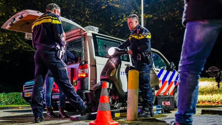 De politie voerde dinsdag een verkeerscontrole uit in Oosterhout (Foto: SQ Vision).