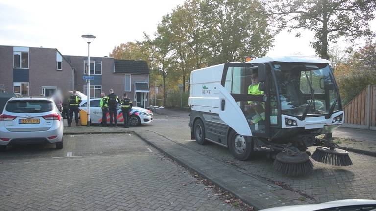 De veegwagen werd onderzocht op sporen. (Foto: Harrie Grijseels)