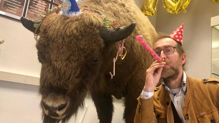 Museumvoorzitter Marcel Deelen maakt er een feestje van. (Foto: Erik Peeters)