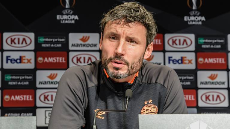 PSV-trainer Mark van Bommel tijdens een persconferentie. (Foto: Hollandse Hoogte).