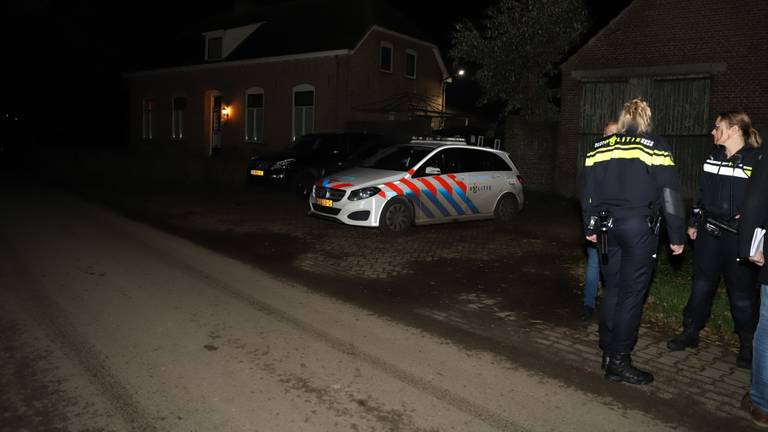 De politie staat paraat bij de boerderij in Beers (Foto: SK-Media).