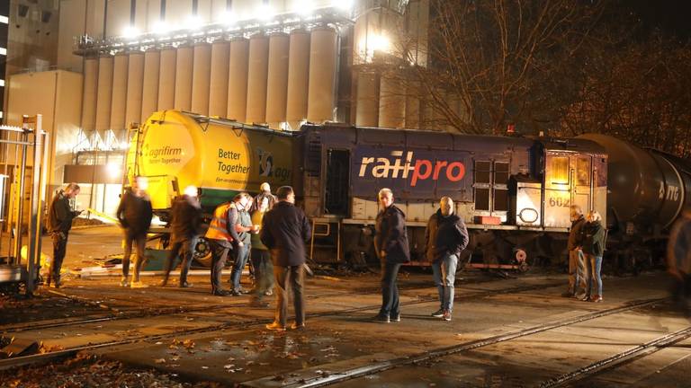 Een vrachtwagen en een locomotief van een trein kwamen begin november met elkaar in botsing (Foto: Gabor Heeres).