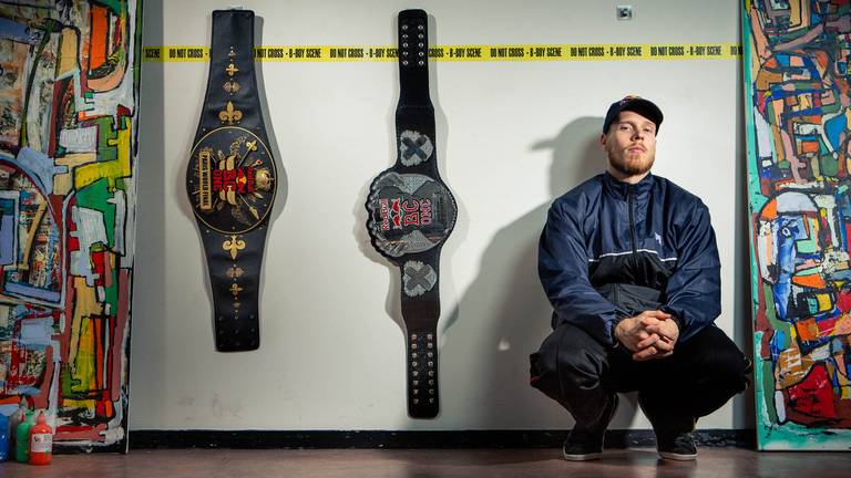 Menno van Gorp met de belts die hij eerder kreeg als wereldkampioen (foto: Red Bull Media House – Rutger Pauw).