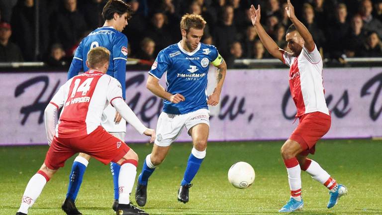 Danny Verbeek dribbelt langs twee spelers van IJsselmeervogels (foto: Henk van Esch).