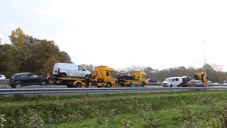Auto's worden door een berger afgevoerd na het ongeluk op de A2 bij Boxtel. (Foto: Sander van Gils / SQ Vision)