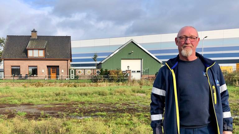 Rien Aupperlee uit Roosendaal is wél blij met een distributiecentrum in zijn achtertuin. (Foto: Erik Peeters)