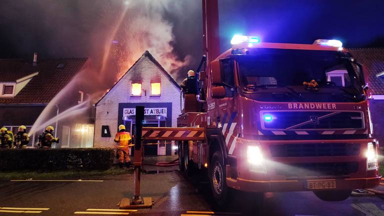 De brandweer heeft het pand gecontroleerd laten uitbranden (Foto: Iwan van Dun/Reality Photo).