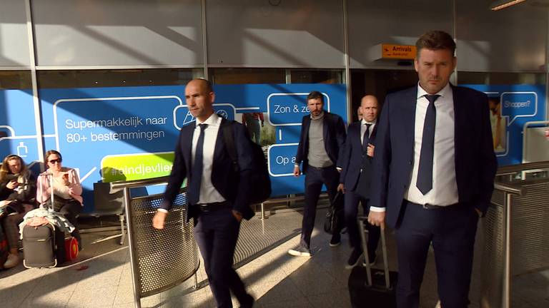 Onder meer trainer Mark van Bommel vrijdag na aankomst op Eindhoven Airport.