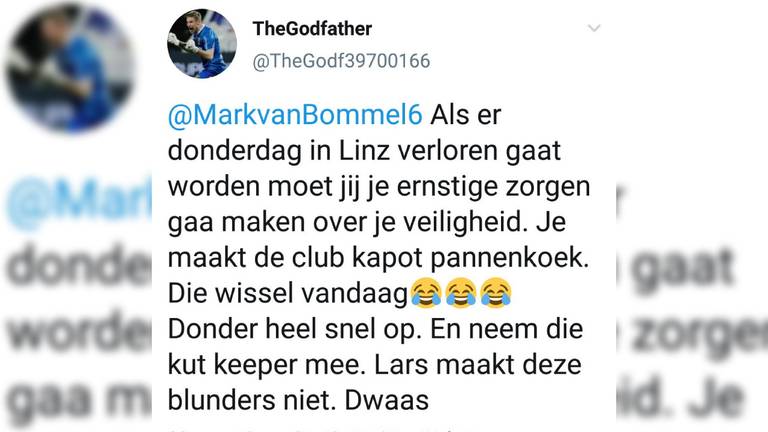 De Twitteraar stuurde onder andere deze tweet, PSV deed aangifte. (Foto: Twitter)