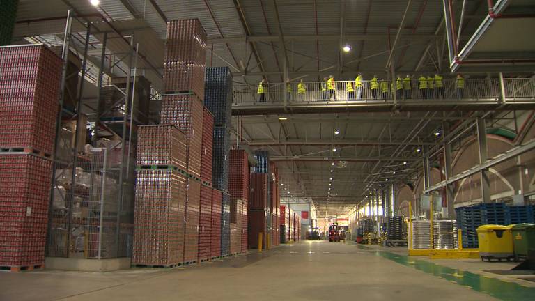 Publiek wordt rondgeleid in de fabriek van Coca-Cola in Dongen. (foto: Thomas Wustman)