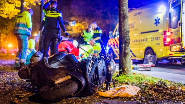 Het ongeluk gebeurde vrijdagavond op de Hendrik Veenemanstraat in Son (Foto: Sem van Rijssel/SQ Vision).