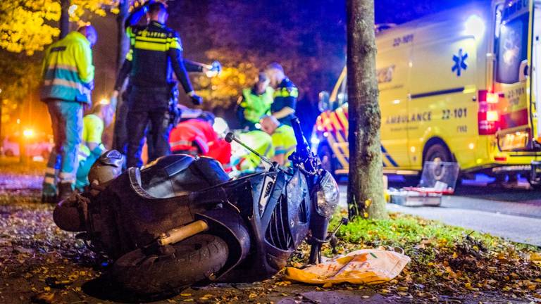 Het ongeluk gebeurde vrijdagavond op de Hendrik Veenemanstraat in Son. (Foto: Sem van Rijssel/SQ Vision)