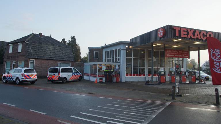 Het tankstation van Texaco aan de Erasstraat in Kaatsheuvel is zaterdagochtend overvallen (Foto: Erik Haverhals)