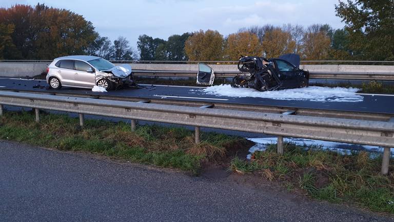 Bij het ongeluk op de A17 zijn twee auto's betrokken. (Foto: Guido)