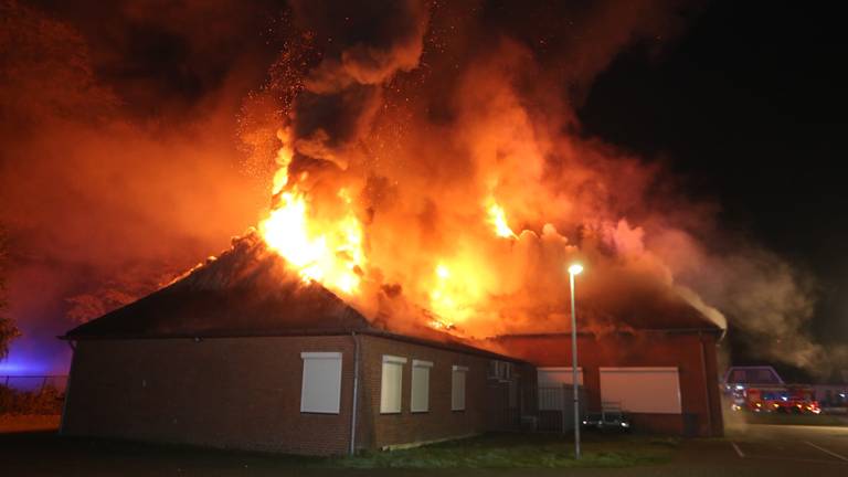 Het bijgebouw mag als verloren worden beschouwd. (Foto: Meesters Multi Media)