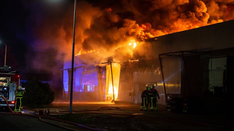 De brandweer had het vuur rond drie uur 's nachts onder controle. (Foto: Christian Traets/SQ Vision)