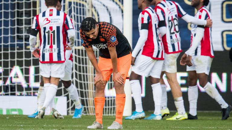 Erick Gutiérrez oogt verslagen na een tegengoal van Willem II (foto: Hollandse Hoogte).