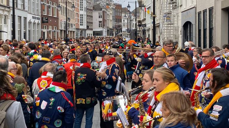 Tijdens carnaval draagt heel Oeteldonk een boerenkiel. (Foto: Omroep Brabant)