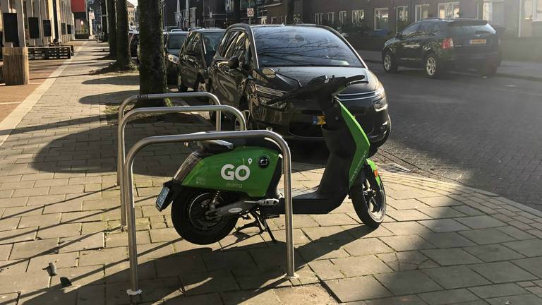Je ziet de komende tijd steeds meer groene scootertjes in het Eindhovense straatbeeld. (Foto: Omroep Brabant)