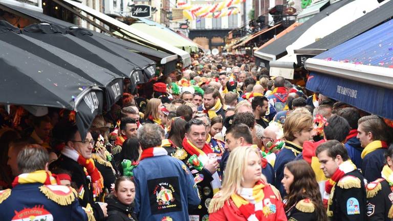 Grote drukte tijdens carnaval in Den Bosch. (foto: Henk van Esch)