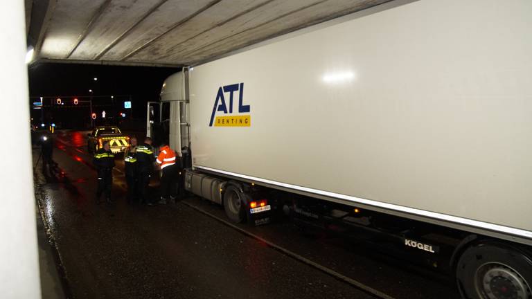 Het is de zoveelste vrachtwagen die de hoogte verkeerd inschat (Foto: FPMB).